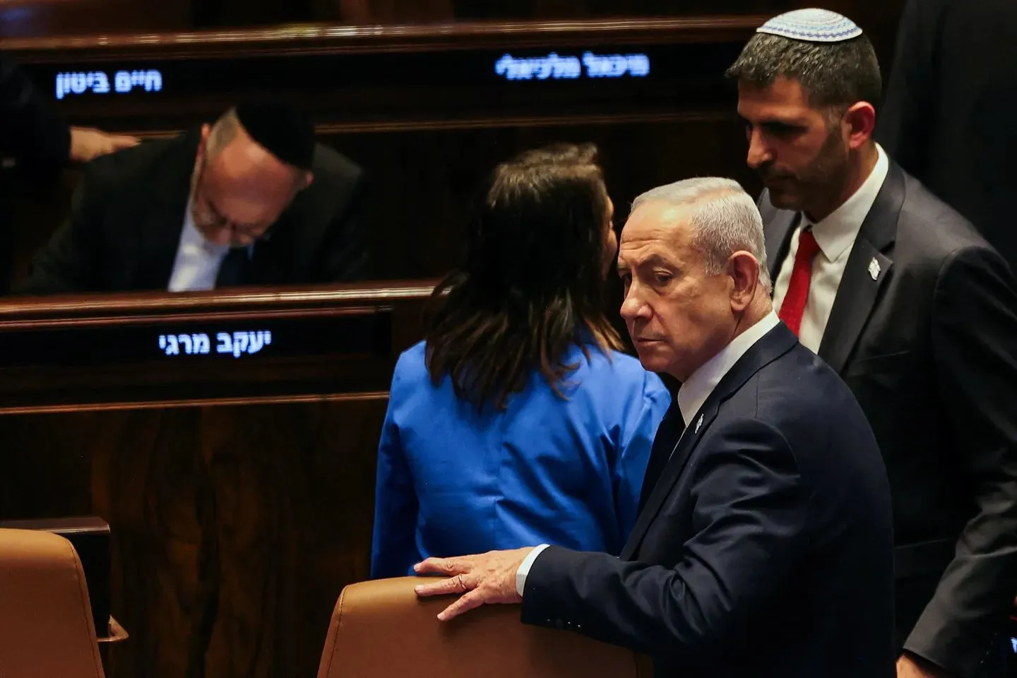 Netanyahu kthehet në gjykatë pasi kërkon falje, gjyqi për korrupsion thellon përçarjet politike