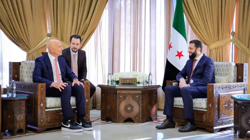 الشرع يجري مباحثات مع مبعوث واشنطن لدمشق.. وتوغل إسرائيلي جديد في القنيطرة