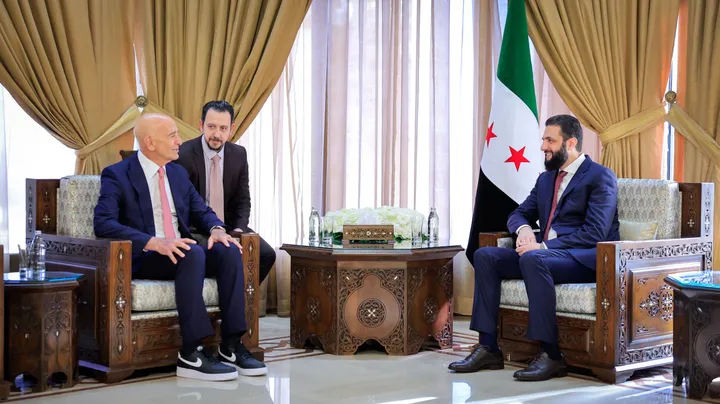 الشرع يجري مباحثات مع مبعوث واشنطن لدمشق.. وتوغل إسرائيلي جديد في القنيطرة