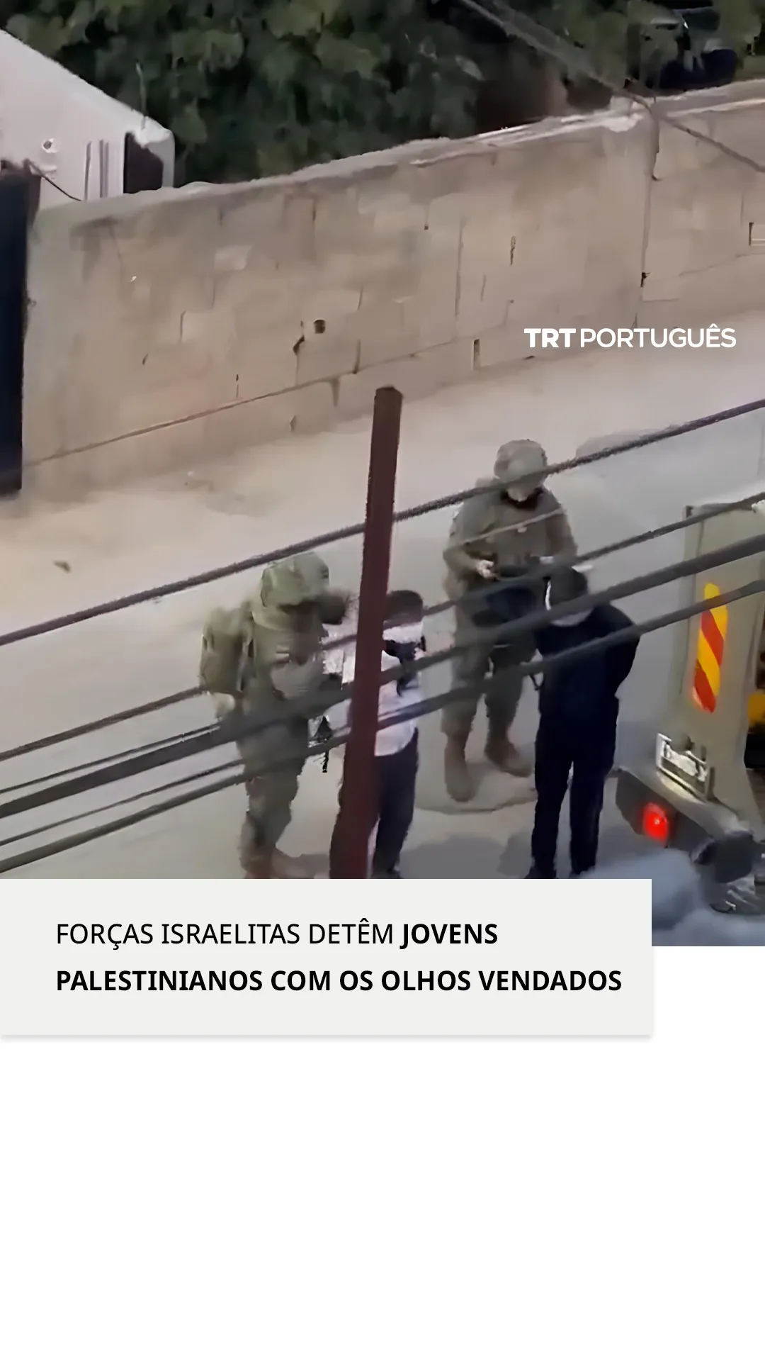 Forças israelitas detêm jovens palestinianos com os olhos vendados