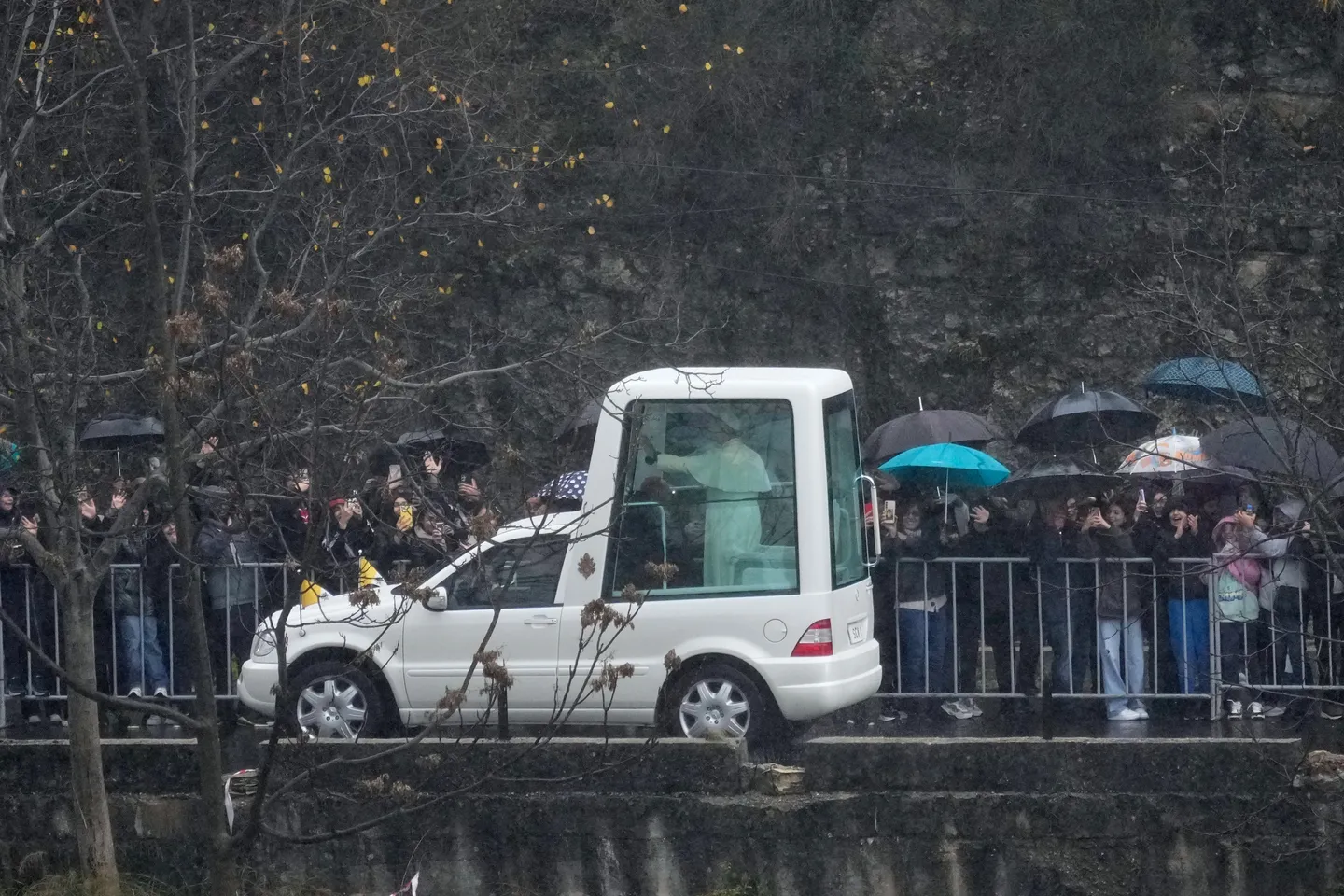 Paus Leo XIV ontmoet Libanese premier na officiële ceremonie in Beiroet