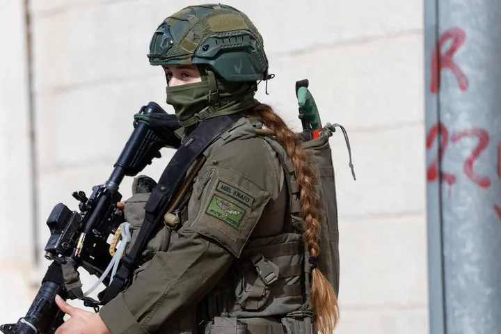 اقتحامات واعتقالات.. جيش الاحتلال يواصل انتهاكاته بالضفة وسط أنباء عن إعادة فتح جسر الملك حسين