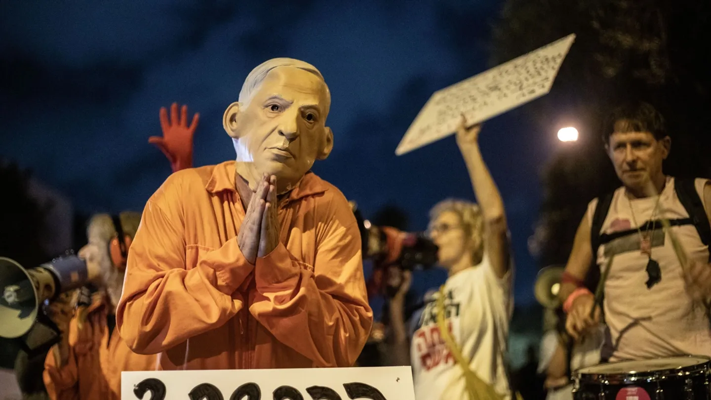 İzraildä xalıq xökümät räise Netanyaxunıñ ilbaşınnan yarlıqaw sorawına protest belderde