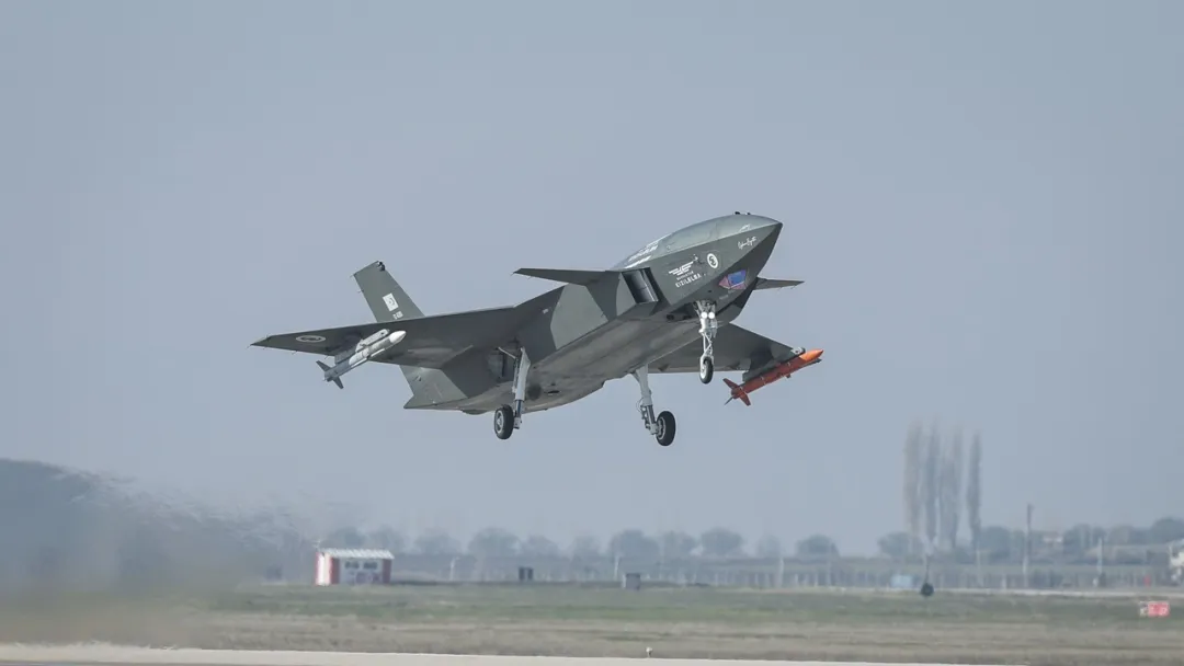 کیزیل‌الما؛ اولین جنگنده بدون سرنشین جهان با قابلیت شلیک هوابه‌هوا