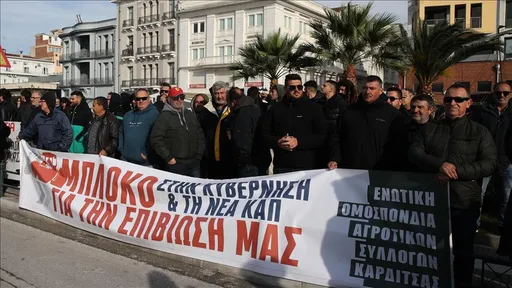 Greqi, fermerët bllokojnë hyrjet e portit të Volosit me traktorë