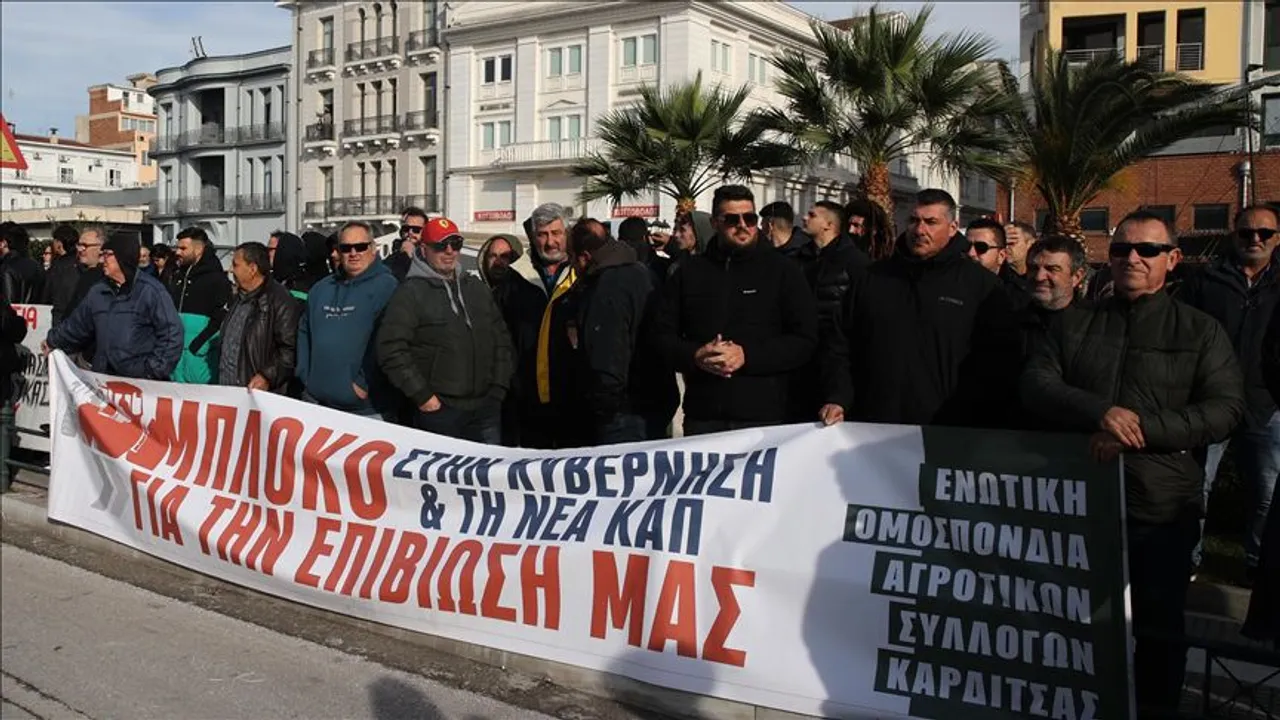 Greqi, fermerët bllokojnë hyrjet e portit të Volosit me traktorë