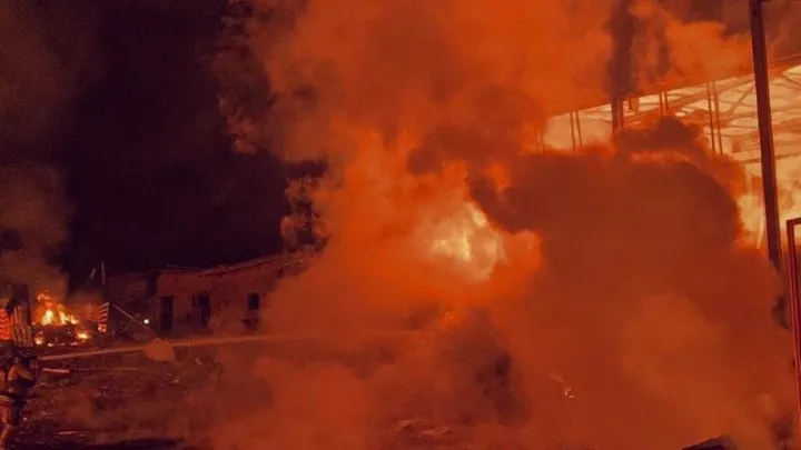 Një i vdekur nga shpërthimi i një zjarri në tregun e Shën Petersburgut në Rusi