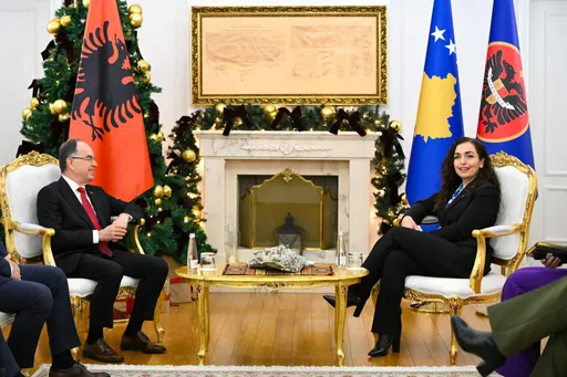 Presidentja e Kosovës, Vjosa Osmani priti homologun e Shqipërisë, Bajram Begaj