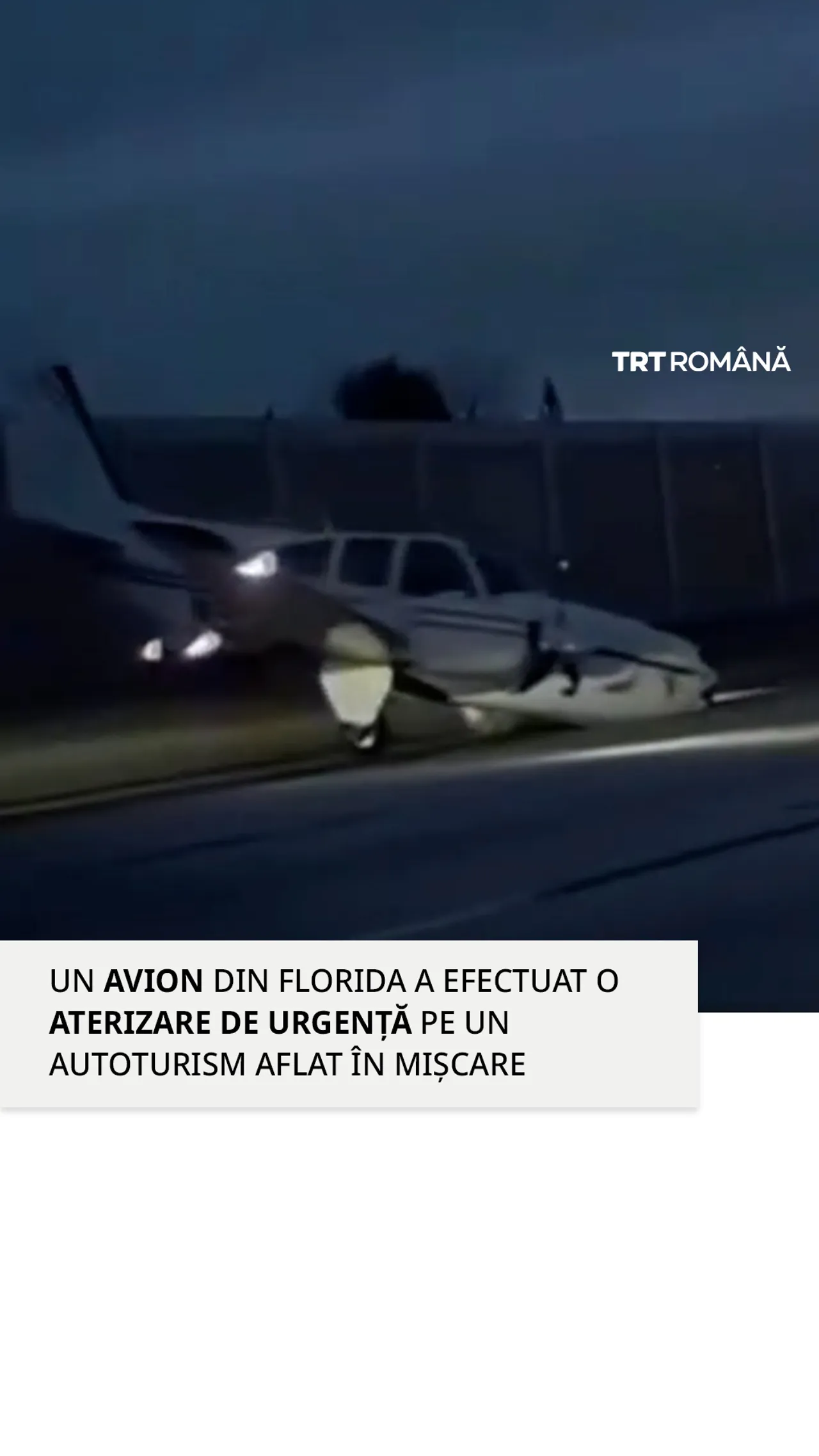 Un avion cu motorul defect a efectuat o aterizare de urgență pe o autostradă din Florida