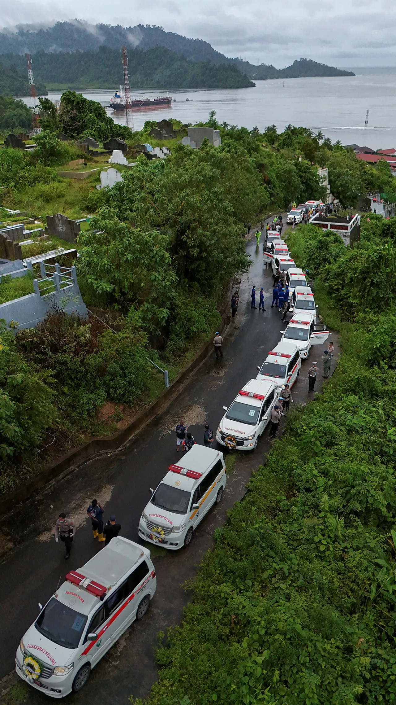 Pemakaman massal digelar untuk korban tidak teridentifikasi banjir bandang di Padang