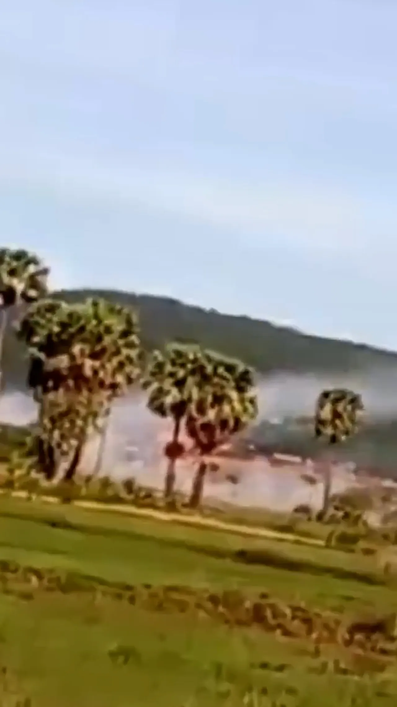 Akun Kamboja membagikan rekaman roket yang ditembakkan ke arah posisi Thailand