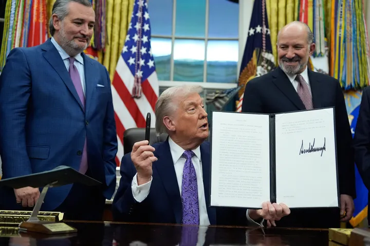 Trump signs executive order to curb state AI laws