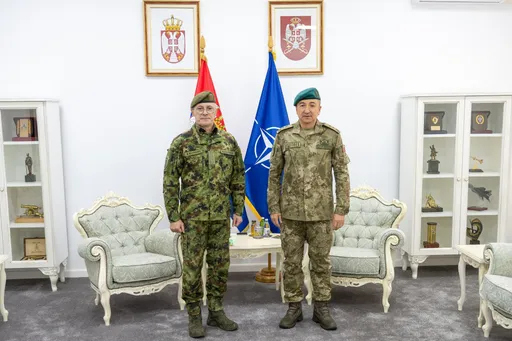 Komandanti i KFOR-it takon në Beograd shefin e Shtabit të Përgjithshëm të Ushtrisë Serbe