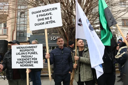 Kosovë, qindra punëtorë të KEK-ut protestojnë për rritje pagash