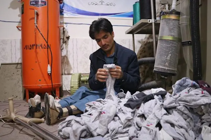 د افغان معیوب د جرابو فابریکه معلولیت لرونکو کارګرانو ته د کار په ورکولو سره هیله بښي