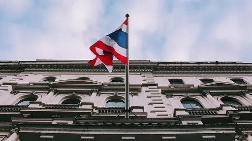 Тајланд го распушти парламентот за предвремени избори