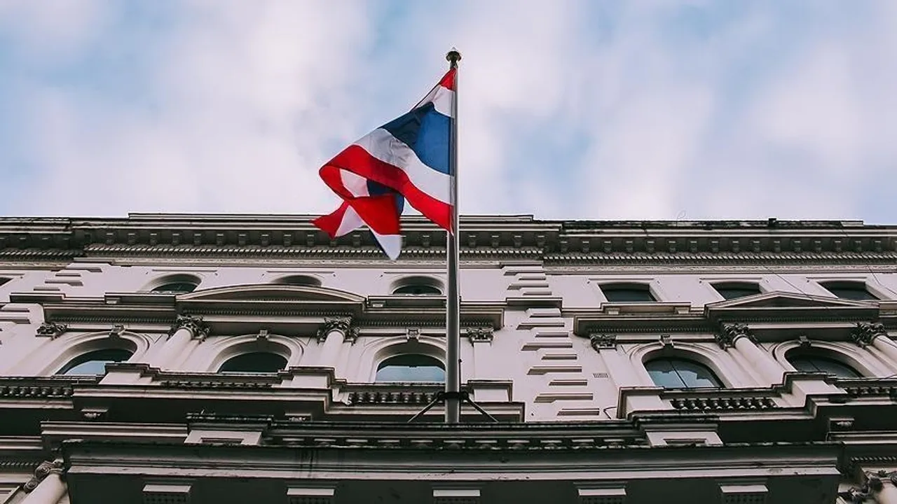 Тајланд го распушти парламентот за предвремени избори