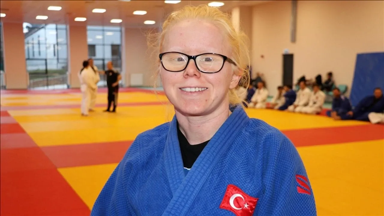 La atleta turca de judo con albinismo y discapacidad visual que inspira con  su ejemplo en el dojo - TRT Español, image size:1280x720