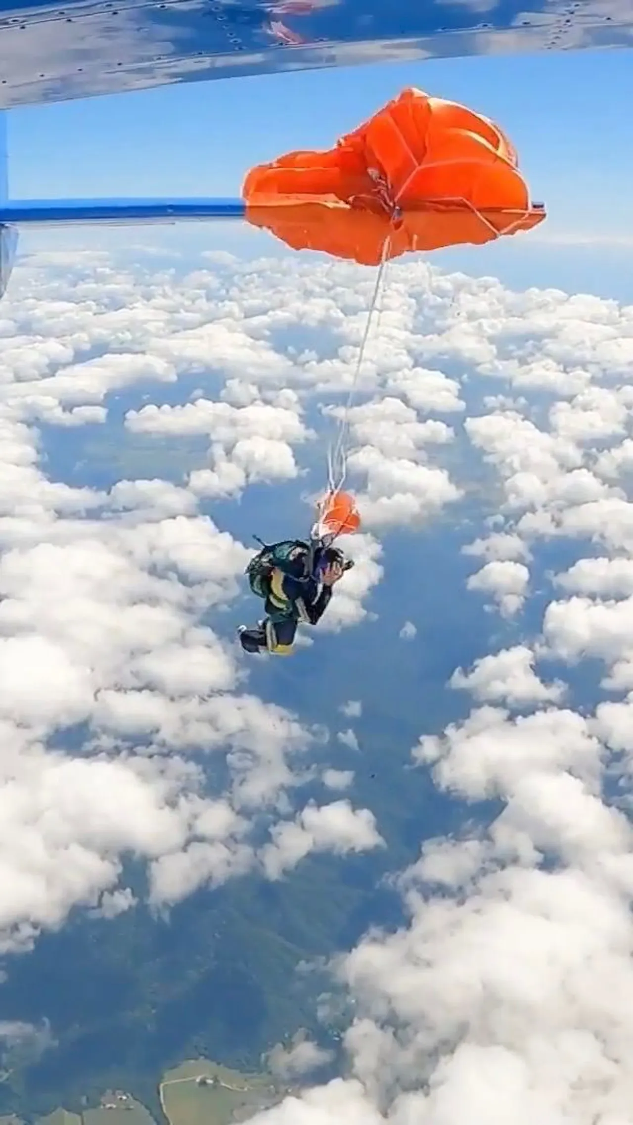 Parasut penerjun payung tersangkut di sayap pesawat