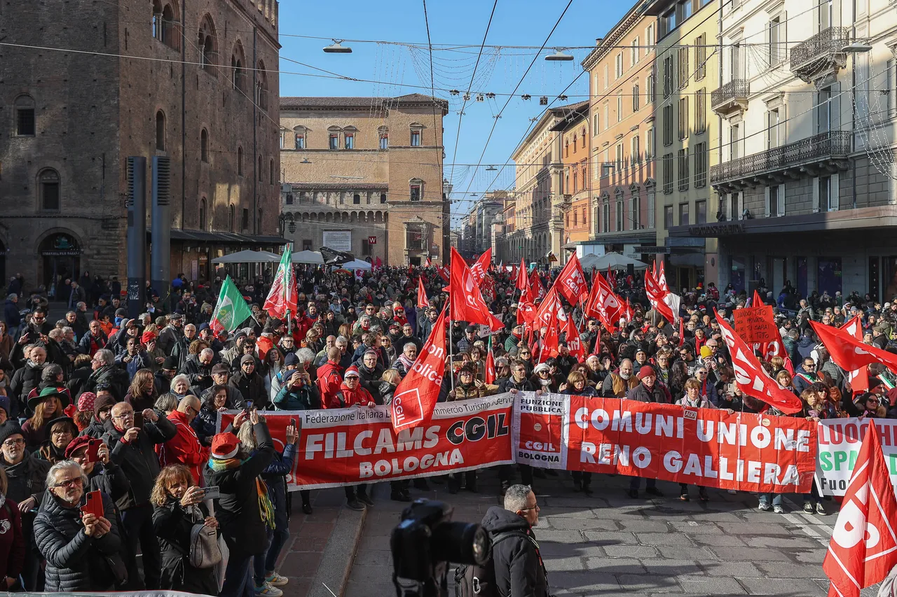 Sciopero generale Cgil, disagi per i cittadini e cortei in tutta Italia