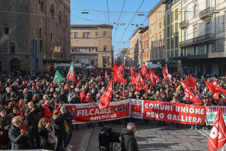 Sciopero generale Cgil, disagi per i cittadini e cortei in tutta Italia