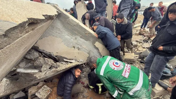 "حكومة غزة": منخفض "بيرون" القطبي يخلّف 12 ضحية ويغرق آلاف الخيام في غزة