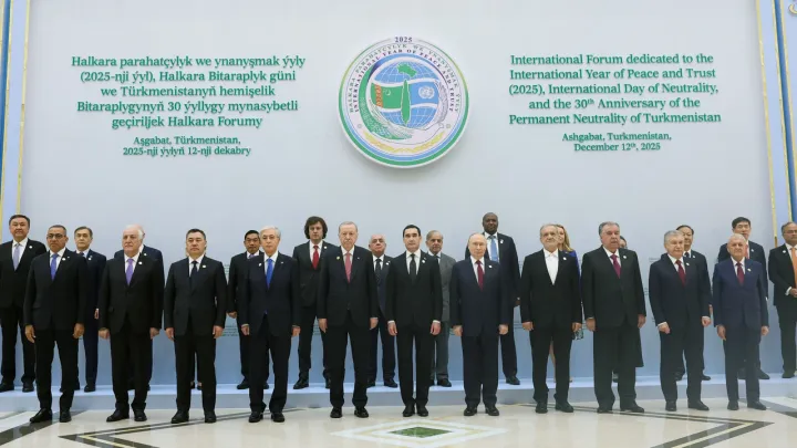 الرئيس أردوغان يشارك في منتدى السلام بعشق آباد ويضع إكليلاً أمام نصب الحياد