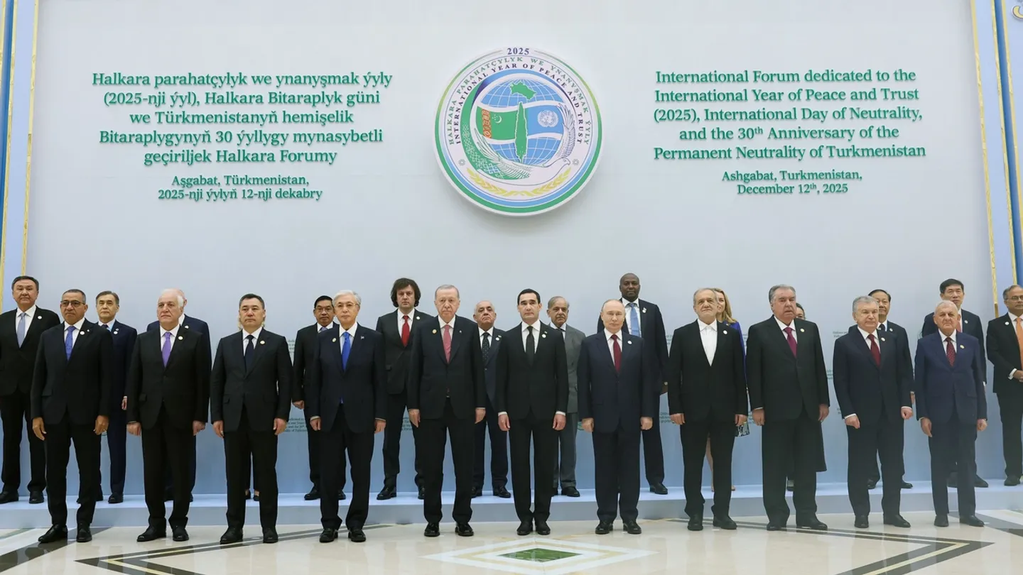 الرئيس أردوغان يشارك في منتدى السلام بعشق آباد ويضع إكليلاً أمام نصب الحياد