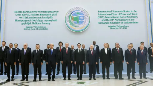 الرئيس أردوغان يشارك في منتدى السلام بعشق آباد ويضع إكليلاً أمام نصب الحياد