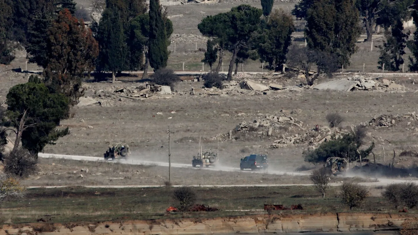 توغل إسرائيلي بعدة قرى جنوبي سوريا والطيران الحربي يحلق على علو منخفض في أجواء القنيطرة