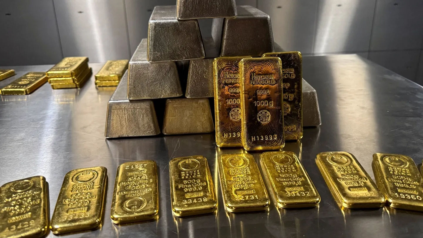 الذهب قُرب أعلى مستوى في 7 أسابيع.. والنفط يرتفع وسط التوتر بين أمريكا وفنزويلا