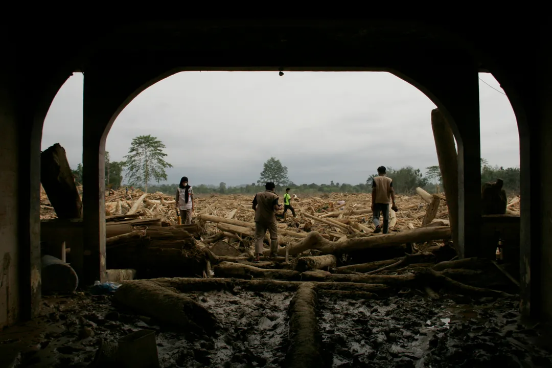 Floods kill over 1,000 as Indonesia braces for rising toll
