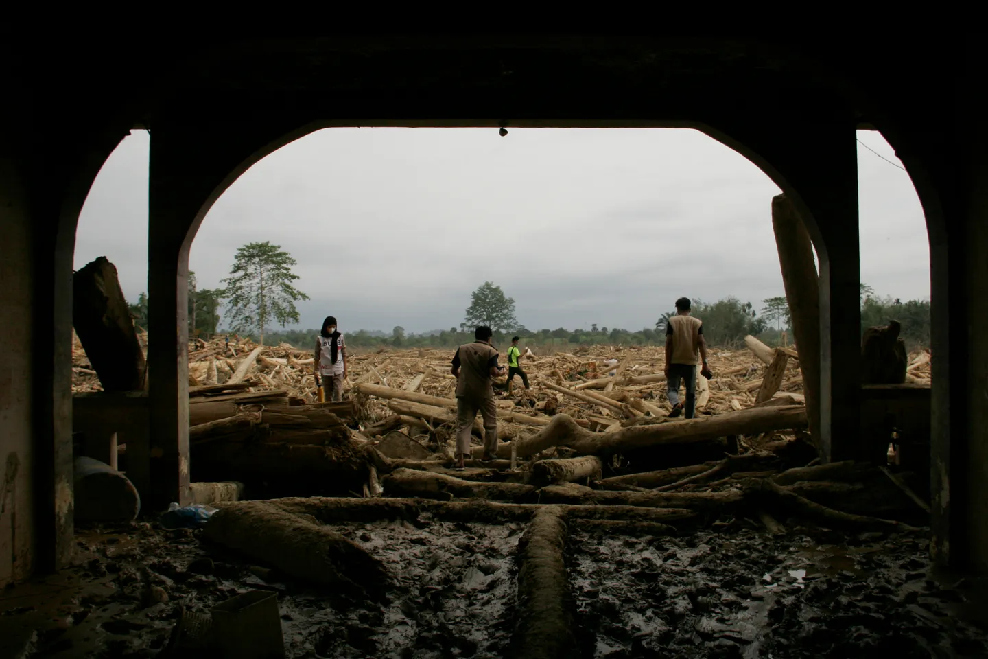 Floods kill over 1,000 as Indonesia braces for rising toll