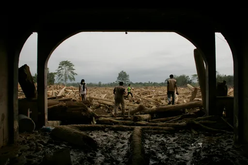 Floods kill over 1,000 as Indonesia braces for rising toll