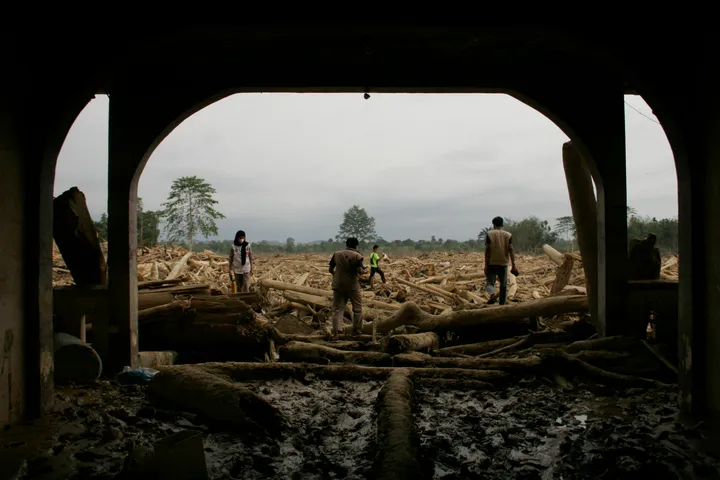 Floods kill over 1,000 as Indonesia braces for rising toll
