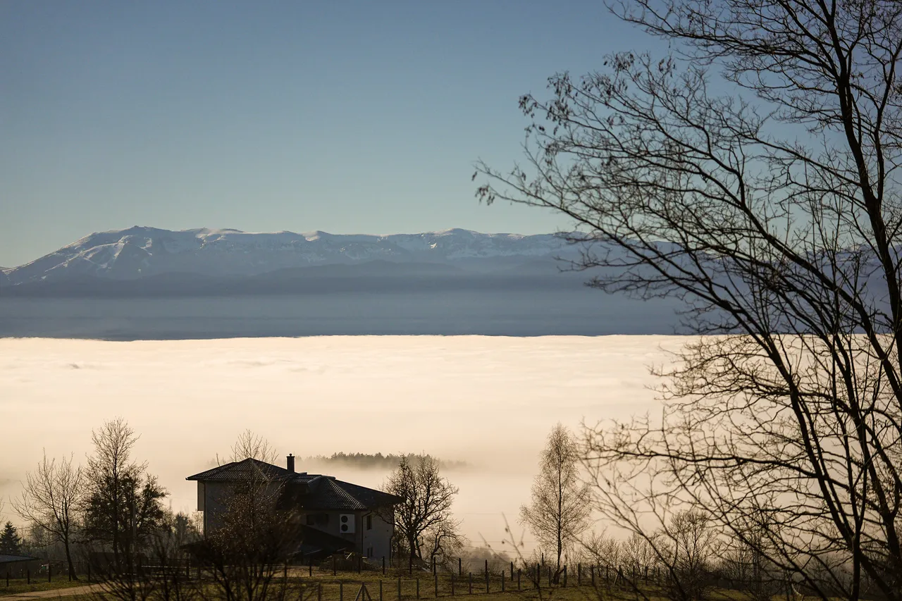 Mjegulla e dendur dimërore mbulon Sarajevën, ndotja e ajrit rritet ndjeshëm