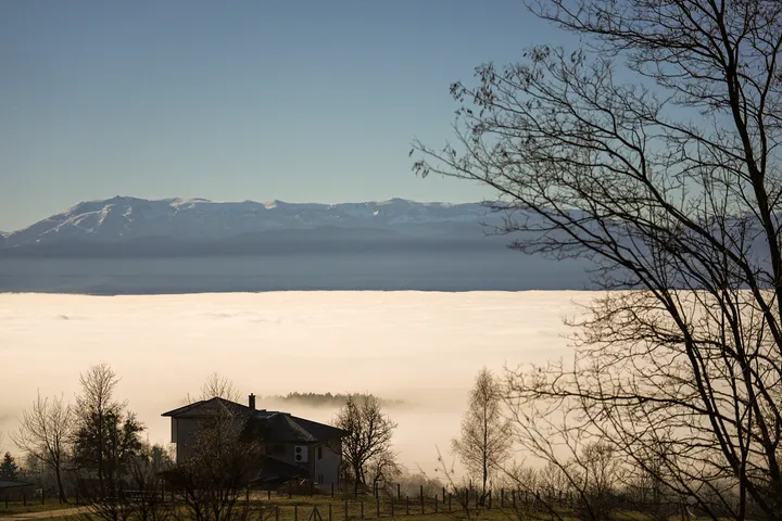 Mjegulla e dendur dimërore mbulon Sarajevën, ndotja e ajrit rritet ndjeshëm