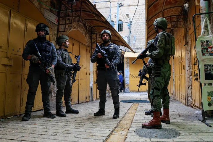 جيش الاحتلال ينفذ اقتحامات واسعة في الضفة ويعتقل فلسطينياً من الأغوار الشمالية