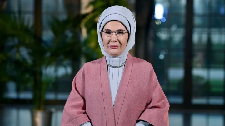 Türkiyənin birinci xanımı Əminə Ərdoğan Syerra-Leonedə keçirilən forumda çıxış edib