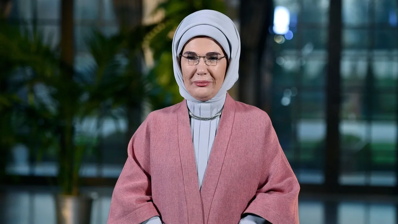Türkiyənin birinci xanımı Əminə Ərdoğan Syerra-Leonedə keçirilən forumda çıxış edib