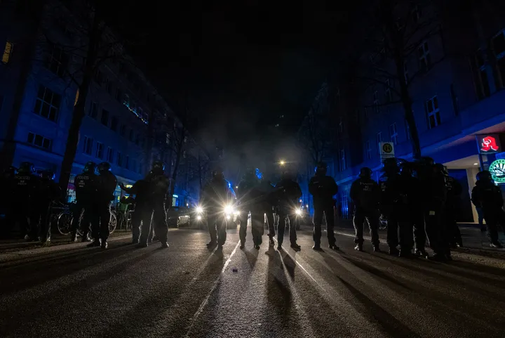 Policia ndalon protestuesit gjatë një demonstrate antipolicore në Berlin