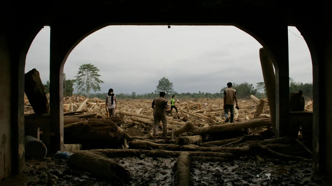 Inundações matam mais de 1.000 pessoas na ilha de Samatra, na Indonésia