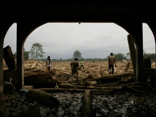 Inundações matam mais de 1.000 pessoas na ilha de Samatra, na Indonésia