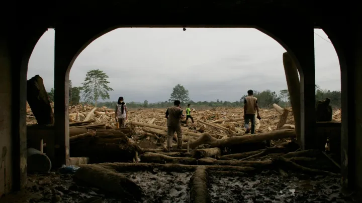 Inundações matam mais de 1.000 pessoas na ilha de Samatra, na Indonésia