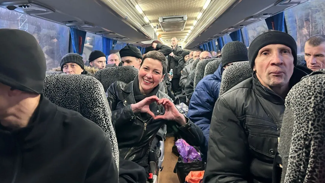 Belarusda azad edilən 100-dən çox məhbus Ukraynaya göndərilib