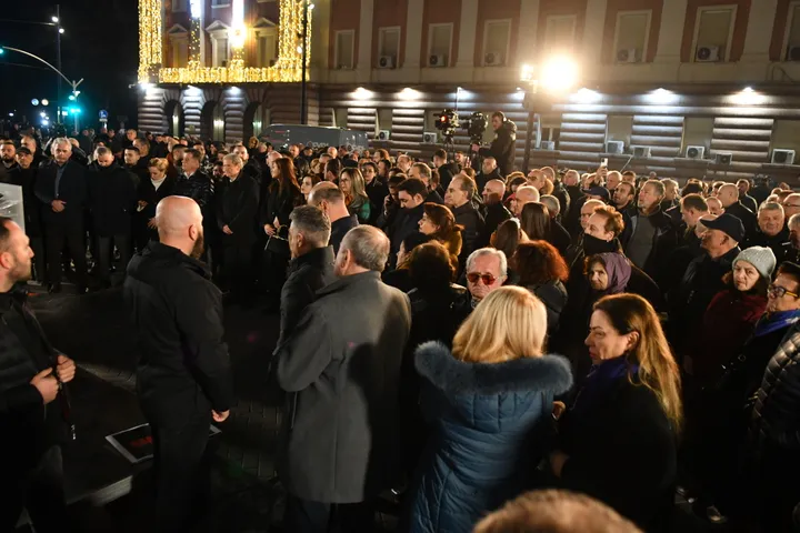 Opozita vijon me protestat antiqeveritare para Kryeministrisë