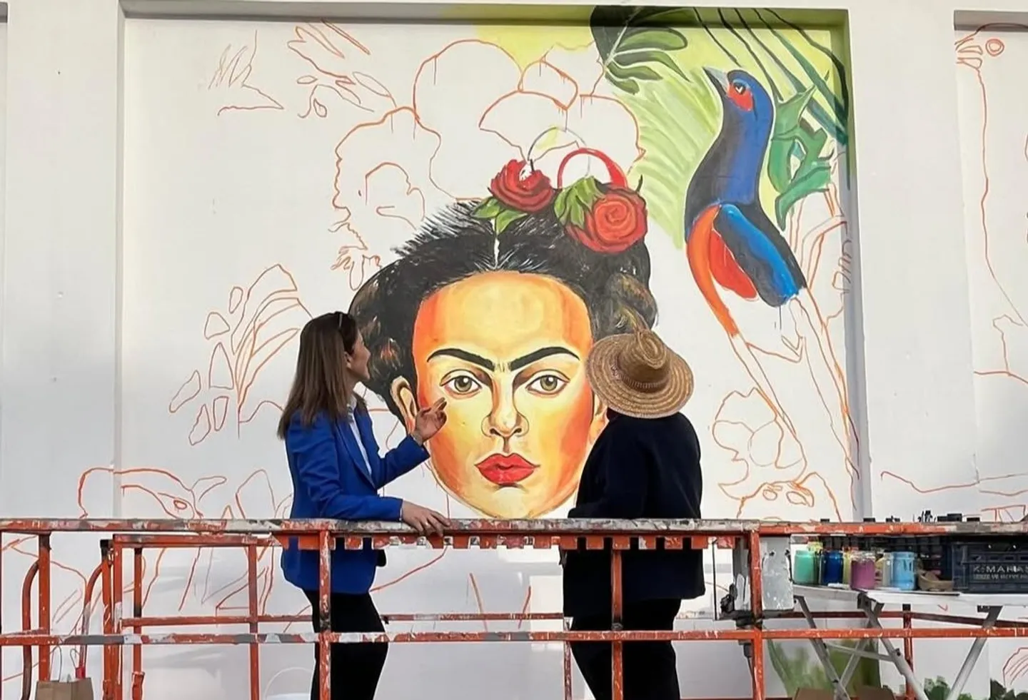 Esta muralista turca se inspira en Frida Kahlo para transformar espacios urbanos en Mersin