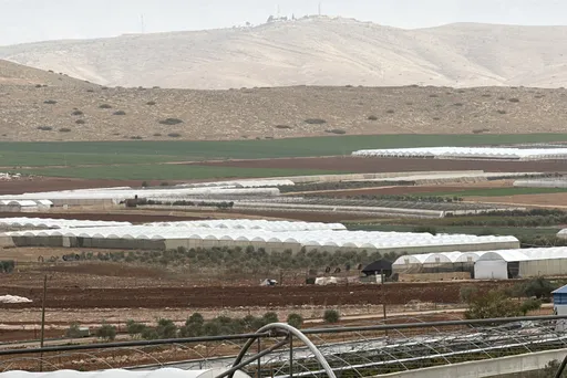 أسوار جديدة وأراضٍ أقل.. ماذا تبقّى للفلسطينيين في منطقة الأغوار بالضفة المحتلة؟