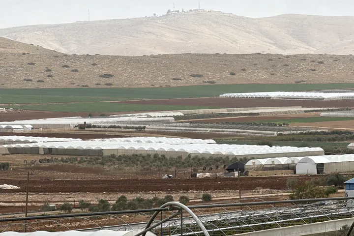 أسوار جديدة وأراضٍ أقل.. ماذا تبقّى للفلسطينيين في منطقة الأغوار بالضفة المحتلة؟