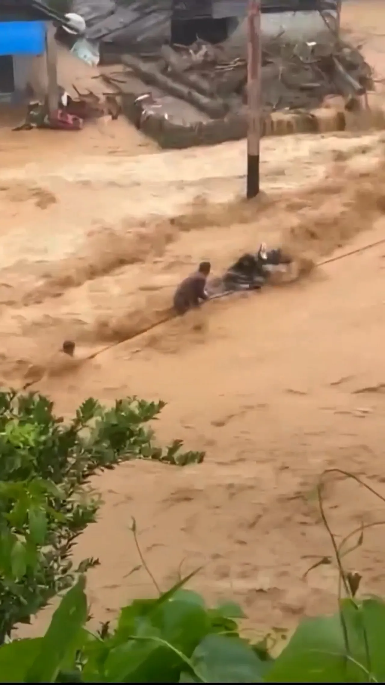 Momen menegangkan saat warga dievakuasi saat banjir bandang susulan melanda